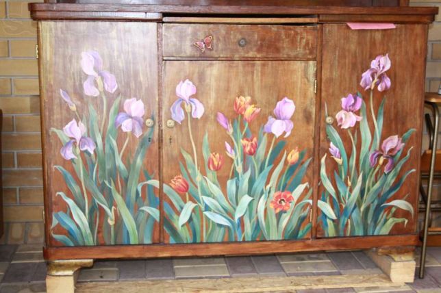 Роспись мебели: комод, расписанный цветочным орнаментом